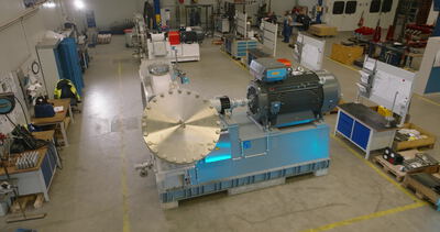 Zylindrische Industriemaschine aus erhöhter Perspektive in der Werkstatt