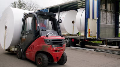 Gabelstapler transportiert Papierrolle zum Lastwagen im Hof, Verladung, Papierindustrie und Papierrollen als 4K Stockvideo