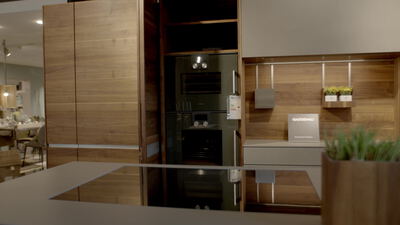 Moderne Einbauküche mit Holzfront und Einbaugeräten im Innenraum, moderne Küche, Küchenzeile und Holzküche als 4K Stockvideo