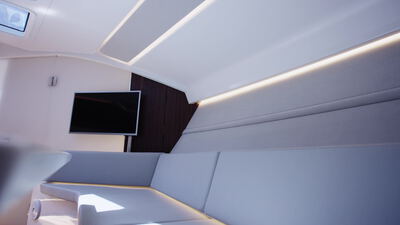 Moderne Lounge mit gepolsterter Sitzbank und Wandfernseher