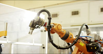 Gelenkarmroboter bewegt sich in der Automobilfertigung