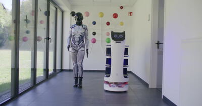 Serviceroboter und Cyborg Frau im hellen Bürogang