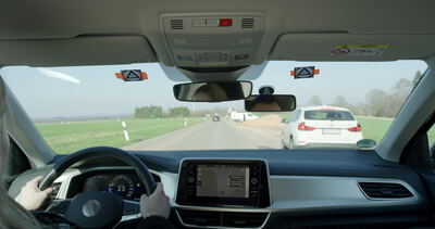 Fahrt im Auto mit Kalibriermarkierungen auf der Windschutzscheibe