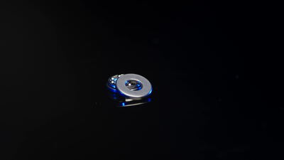 Axialkugellager rotiert im blauen Licht vor schwarzem Hintergrund Axialkugellager rotiert im blauen Licht vor schwarzem Hintergrund, Drucklager, Axiallager und Wälzlager als 4K Stockvideo