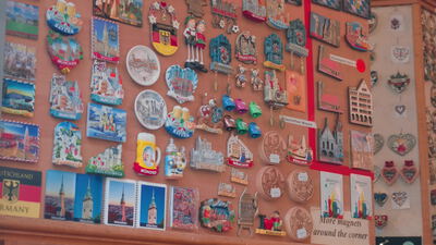 Kühlschrankmagnete mit Münchner Motiven füllen eine Souvenirwand