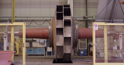 Verseilmaschine hinter dem Schutzgitter in der Werkhalle