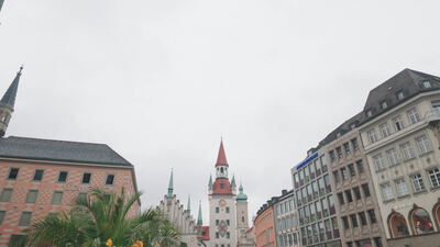 Rathausturm überragt die Fußgängerzone in der Münchner Altstadt