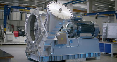 Großer Radialventilator mit Elektromotor in einer Fertigungshalle