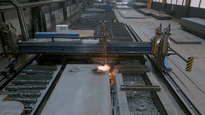 Große Brennschneidanlage schneidet Stahlplatten in der Metallfabrik