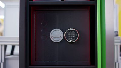 Moderner elektronischer Tresor mit Tastenfeld und Drehknauf Moderner elektronischer Tresor mit Tastenfeld und Drehknauf, Haustresor, Tresor Tastenfeld und Chrom Drehknauf als 4K