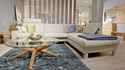 Modernes Wohnzimmer mit weißer Couch und Glastisch Modernes Wohnzimmer mit weißer Couch und Glastisch, Wohnzimmer Einrichtung, weiße Couch und Ecksofa als 4K Stockvideo