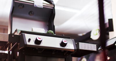 Moderner Edelstahl Gasgrill mit Bedienknöpfen in der Ausstellung