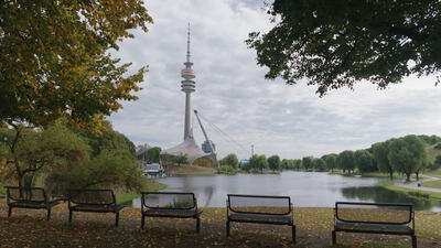 Fünf Parkbänke stehen am Seeufer vor Olympiaturm und Zeltdach: Parkbank, Parkbänke am See