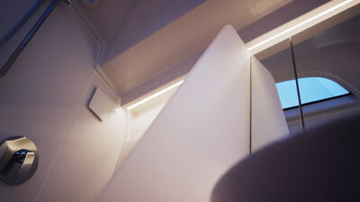 Warmes Licht auf modernen metallischen Innenraumdetails