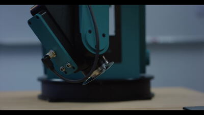 Roboterarm senkt Vakuumgreifer auf die Werkbank, Roboterarm Greifer, Saugnapf Roboter und Pick and Place als 4K Stockvideo