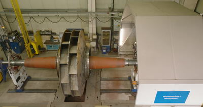 Ventilatorrotor auf der Wuchtmaschine im Werk