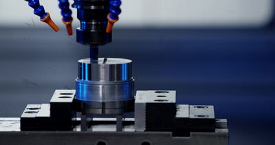 CNC Fräsen eines Aluminiumteils mit Kühlmittel