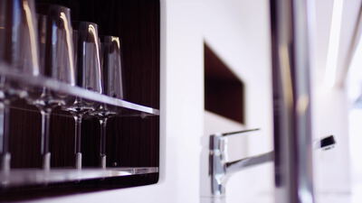 Elegante Weingläser auf einem Glasbord in heller Umgebung: Weingläser, Weingläser Aufnahmen lizenzfrei