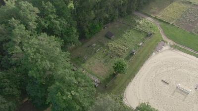 Sandplatz und Pferdekoppel am Waldrand von oben Sandplatz und Pferdekoppel am Waldrand von oben, Sandreitplatz Luftaufnahme, Reitplatz von oben und Reitanlage Luftbild als