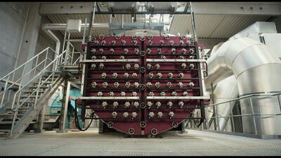Große rote Trocknungsmaschine mit vielen Etagen auf dem Gitterboden