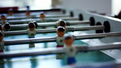 Nahaufnahme der Spielfiguren an einem Tischkicker beim Tischfußball