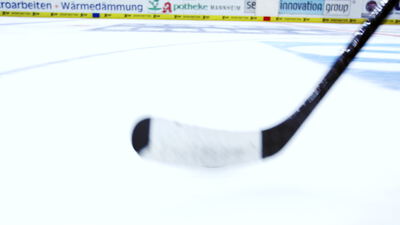 Eishockeyschläger Kelle liegt auf dem weißen Eis Eishockeyschläger Kelle liegt auf dem weißen Eis, Schlägerkelle Eis, Eishockey Schläger Nahaufnahme und Kelle auf Eis als 4K