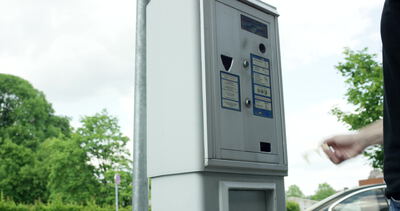 Parkscheinautomat an einer Straße mit Bezahlung in bar