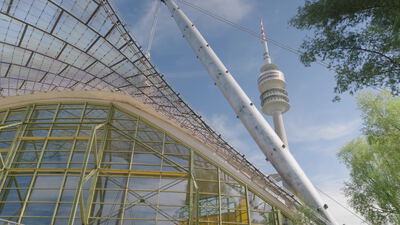 Zeltdachkonstruktion ragt neben einem schlanken Fernsehturm empor: Zeltdachkonstruktion, Zeltdach