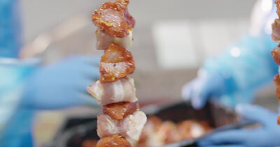 Mariniertes Fleisch steckt dicht gereiht auf dem Grillspieß
