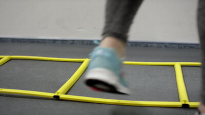 Füße beim Training an der Koordinationsleiter im Fitnessstudio