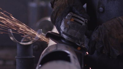 Arbeiter trennt ein Metallrohr mit dem Winkelschleifer Arbeiter trennt ein Metallrohr mit dem Winkelschleifer, Metall schleifen, Metall trennen und Funkenflug als 4K Stockvideo