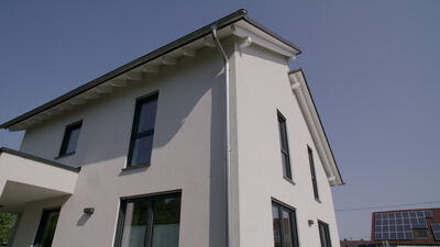 Moderne Fassade eines Einfamilienhauses vor blauem Himmel