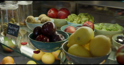 Frisches Obst in Glasschalen an einem Marktstand