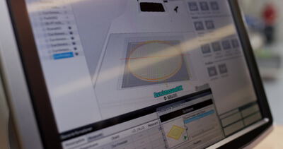 Laptop zeigt Messsoftware mit einer Kreisgeometrie