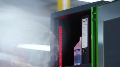 Desinfektionsmittel im beleuchteten Medikamentenschrank der Klinik Desinfektionsmittel im beleuchteten Medikamentenschrank der Klinik, Händedesinfektionsmittel, Desinfektionsmittel Klinik und