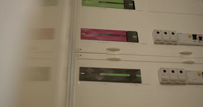 Smart Home Modulschrank zeigt bunte Schaltmodule und Steckdosen