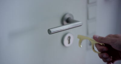 Türklinke mit Hygienewerkzeug berührungslos öffnen, Türklinke berührungslos öffnen, Hygienewerkzeug Türklinke und Tür öffnen