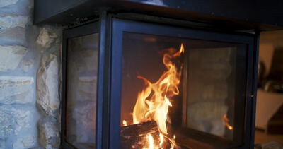 Brennendes Feuer in einem modernen Kaminofen mit Glastür