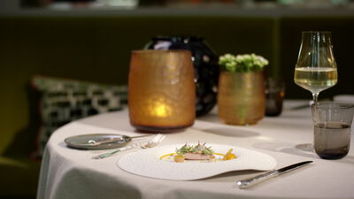 Gedeckter Restauranttisch mit Gericht und Weißwein Gedeckter Restauranttisch mit Gericht und Weißwein, Gericht auf dem Tisch serviert, Glas Weißwein und Restaurant Video