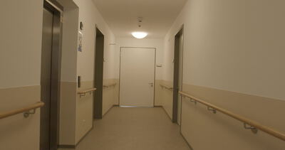 Langer Flur mit Handläufen in einem Wohngebäude