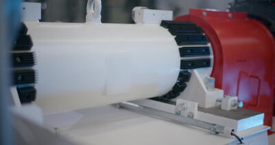 Nahaufnahme eines Elektromotors mit weißem Kunststoffzylinder