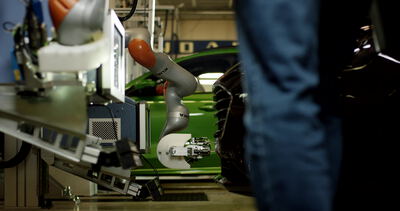 Kollaborierender Roboter an der Endmontage im Automobilwerk