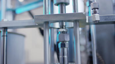 Automatische Abfüllanlage mit Edelstahldüsen füllt Behälter in der Produktion