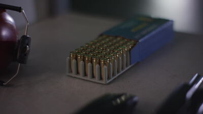 Pistolenmunition neben dem Gehörschutz auf dem Tisch