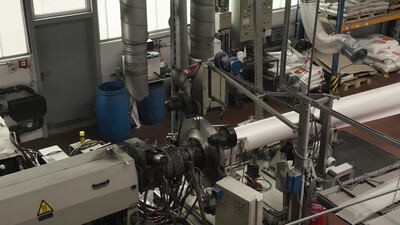 Extrusionslinie für Kunststoffrohre in einer Industriehalle