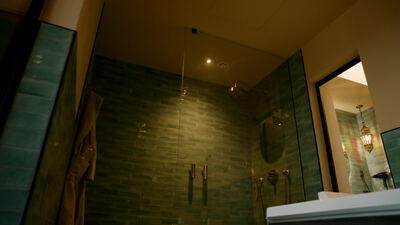 Begehbare Regendusche mit grünen Fliesen im Hotelbad Begehbare Regendusche mit grünen Fliesen im Hotelbad, Regendusche Hotelbad, Hotelbad Luxus und grüne Duschfliesen als 4K