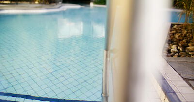 Pool mit blauen Fliesen und Treppe im Wellnessbereich
