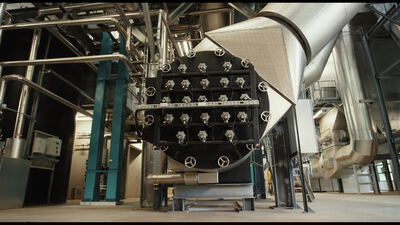 Große Industrieanlage mit vielen Handrädern und Armaturen in der Halle, Industrieanlage Handräder, Armaturen Industrie und