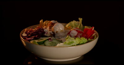 Bunter gemischter Salat mit Radieschen und Tomaten dreht sich