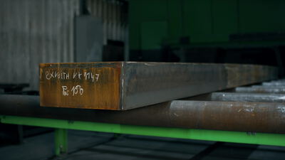 Schwerer Stahlblock auf einer Rollenbahn in der Metallverarbeitung